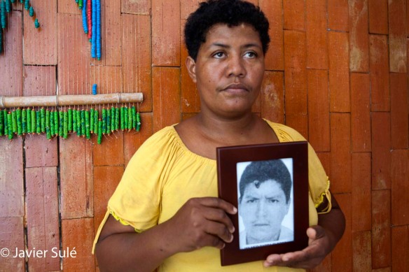 Demetria Muñoz con una foto de su marido desaparecido hace tres años. Hace un mes le entregaron sus restos. Estaba enterrado en el cementerio de La Macarena y pudiera ser un caso de los llamados falsos positivos. Foto: Javier Sulé